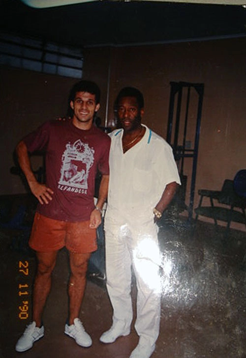 Zé Humberto abraça o querido e rei do futebol Pelé. Foto enviada por Zé Humberto