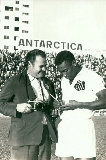 Nelson Elias pediu a um amigo que o fotografasse ao lado de Pelé, no Parque Antártica, que lhe deu um autógrafo