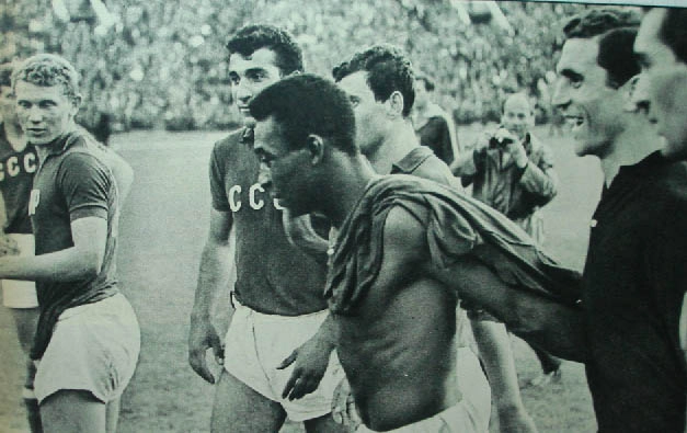 Pelé, saudado pelos jogadores da União Soviética após amistoso da Seleção Brasileira em Moscou, em 1965, Pelé marcou dois gols e Flávio Minuano um, na vitória por 3 a 0. Foto enviada por Roberto Saponari