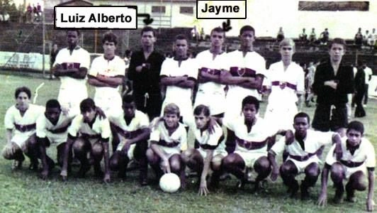 Em pé, da esquerda para a direita, o terceiro é o goleiro Luiz Alberto, e o quinto é Jayme de Almeida. Zico aparece agachado, sendo o sendo o quinto da esquerda para a direita. Foto: Reprodução/Facebook