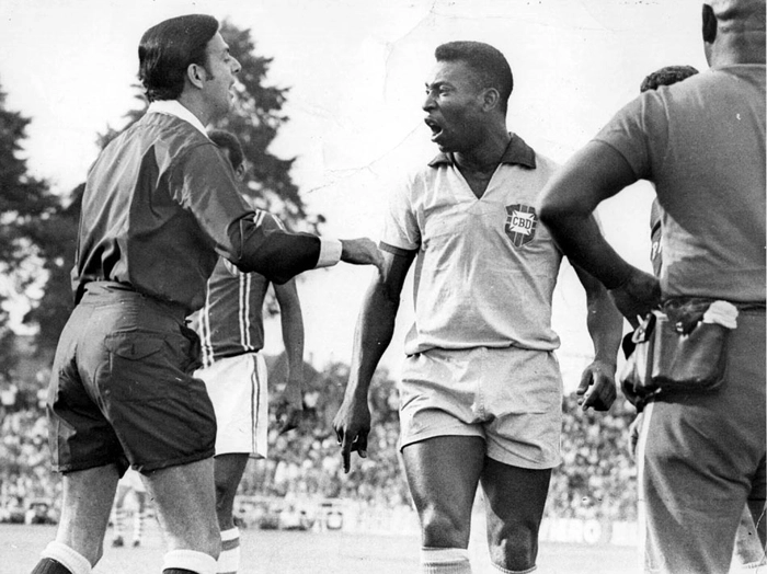 O grande árbitro Armando Marques aparece nesta imagem discutindo com Pelé. Foto: Reprodução