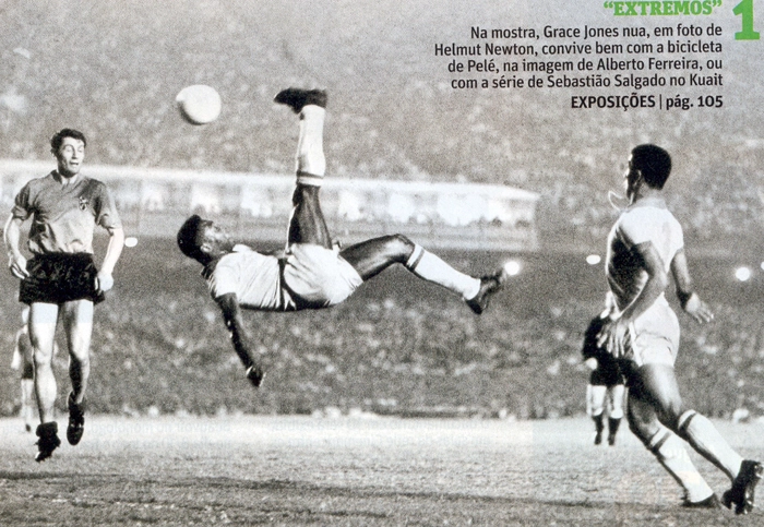 Flávio também aparece na imagem, observando a jogada genial de Pelé. A foto é da vitória da Seleção Brasileira sobre a Bélgica, por 5 a 0, no Maracanã, no dia 2 de junho de 1965. Foto: Divulgação/Alberto Ferreira