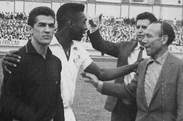 Éder Jofre, Pelé e Aristides Jofre, técnico e pai de Éder, no estádio do Morumbi. Foto: Acervo UH/Folhapress