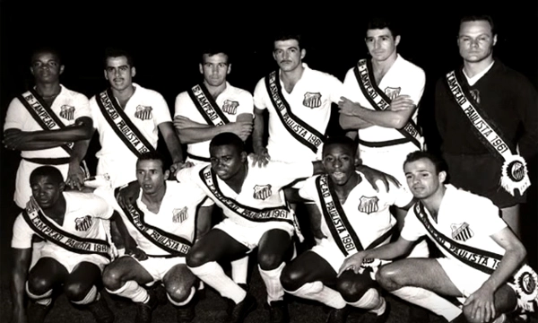 13 de dezembro de 1961, o Santos goleou a Ferroviária por 6 a 2, na Vila Belmiro, e conquistou o bicampeonato paulista. Em pé: Lima, Zito, Dalmo, Calvet, Mauro e Laércio. Agachados: Dorval, Tite, Coutinho, Pelé e Pepe. 