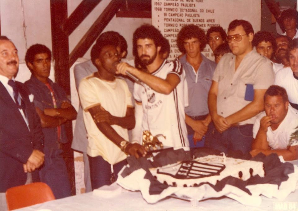 Em 1984, da esquerda para a direita: Milton Teixeira, Betão, Paulo Isidoro, Pinho, Lino (camisa azul) e Milton Neves. Foto publicada no Facebook da ASSOPHIS