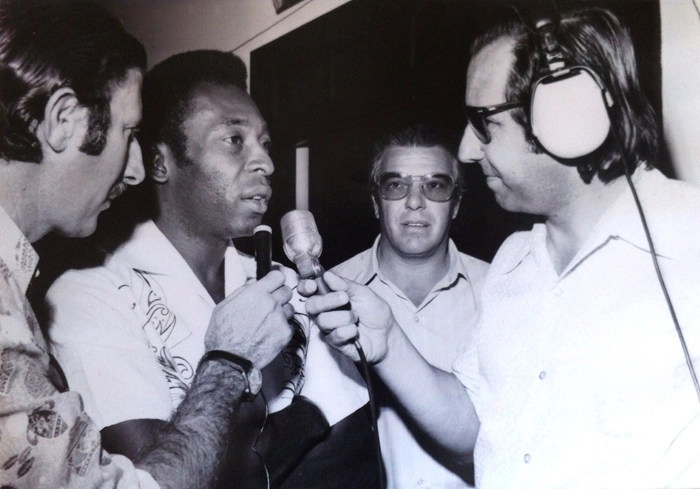 Os radialistas Francisco Antônio Risola, Orlando Gaiga e Lázaro Walter Alvise (Lolo), entrevistam Edson Arantes do Nascimento (Pelé), na concentração do Santos Futebol Clube, no Hotel Floresta. Foto enviada por Juliana Franceschi