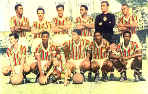 O Fluminense no bucólico estádio das Laranjeiras. Em pé Clovis,. Vitor, Lafayete, Duque, Castilho e Bassu; agachados vemos Telê Santana, Didi, Atis, Valdo e Escurinho