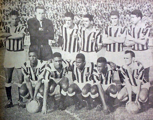 Formação rara do Santos. Da esquerda para a direita, Zé Carlos Silvério, Irno, Calvet, volante não identificado, Getúlio e Mauro Ramos de Oliveira. Agachados: Dorval, Mengálvio, Coutinho, Pelé e Pepe. Foto: Walter Peres