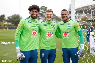 O goleiro do Corinthians ao lado de Bento e John. Foto: Rafael Ribeiro/CBF