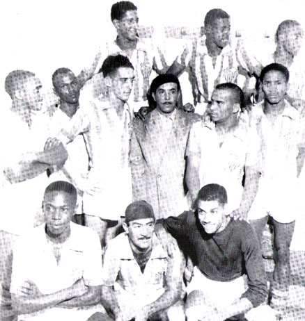 Veja Escurinho (o primeiro agachado, da esquerda para a direita) no Villa Nova-MG, em 27 de janeiro de 1952. Nesse dia o Villa ganhou do Galo por 1 a 0. Ao centro vemos o técnico Prão. A foto, pertencente ao acervo de Jairo Gomes, consta no livro 