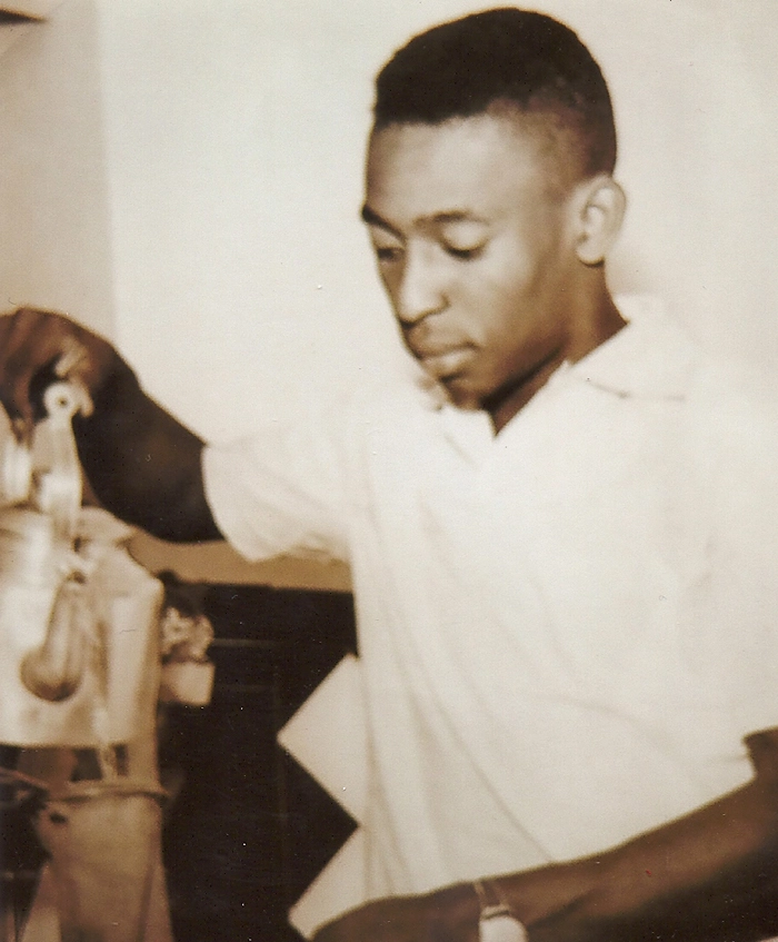 Olha o Rei Pelé mostrando que é bom na cozinha também. Aqui, ele côa um café. Foto enviada por Renato Menezes Fernandes