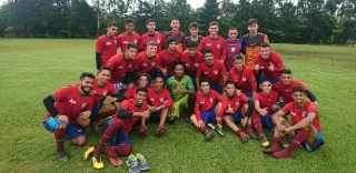 Time da Copa São Paulo ouviu palavras motivacionais do ex-jogador no CT. Foto: Divulgação/Portuguesa