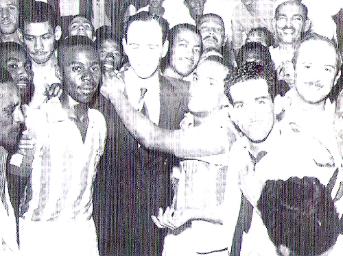 Jogadores do Villa Nova ao lado do presidente Cecil Jones. Veja Escurinho ao lado do cartola. Esse time foi campeão mineiro em 1951. A foto é do acervo de Jairo Gomes e está no livro 