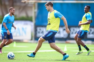 Atletas gremistas durante treino na última segunda-feia no CT Luiz Carvalho. Foto: Lucas Uebel/Grêmio FBPA
