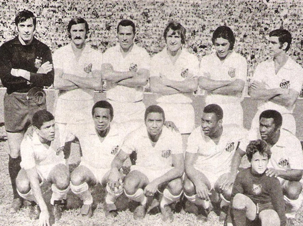 Em pé, da esquerda para a direita: Cejas, Orlando Lelé, Ramos Delgado, Oberdan, Clodoaldo e Rildo. Agachados, da esquerda para a direita: Davi, Lima, Mazinho, Pelé e Edu. Foto: Reprodução/Revista do Santos