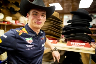 O holandês tetracampeão já incorporando o estilo texano. Foto: Oracle Red Bull Racing