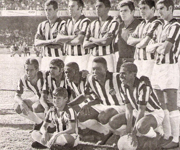 Em pé, da esquerda para a direita: Carlos Alberto Torres, Ramos Delgado, Djalma Dias, Cláudio, Clodoaldo e Rildo. Agachados, da esquerda para a direita, Toninho, Negreiros, Edu, Pelé e Abel. Foto: Reprodução/Revista do Santos