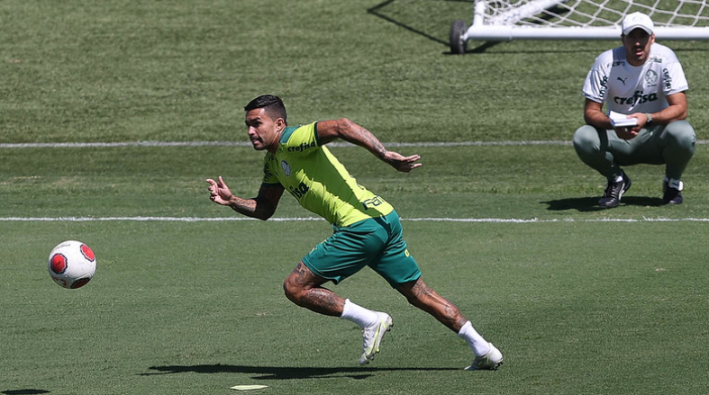 Dudu se movimenta sob os olhares de Abel Ferreira durante treino no CT da Barra Funda. Foto: Cesar Greco/Palmeiras