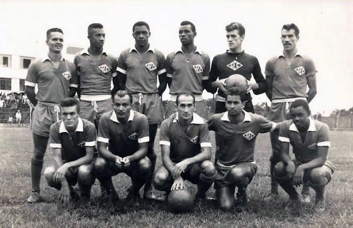 No Garça, jogando como meio-campista nos anos 50, no antigo campo do Garça, tendo ao fundo o Hospital São Lucas. Em pé da esquerda para direita: Agamenon, Sabirú, Adilson, Dadico, Adilson e Altamiro Gomes. Agachados: Alcides Rizzi, China, Zigomar, Ceci e Vicentinho. Foto enviada no dia 21 de janeiro de 2013 por Wanderley 