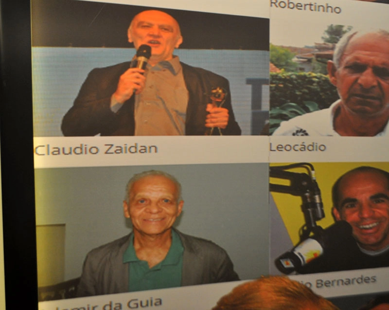 Claudio Zaidan, Leocádio, Ademir da Guia e Márcio Bernardes, entre outros, no painel localizado no corredor de acesso à redação do Portal Terceiro Tempo, na Avenida Paulista.