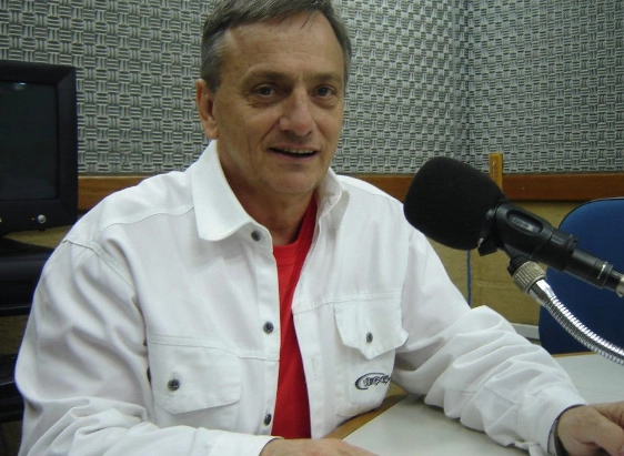 Gilson Ricardo fala no microfone da Rádio Globo, durante o programa Panorama Esportivo. Foto: Site oficial