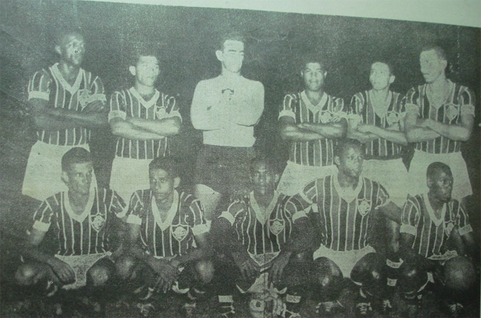 Jogo realizado em 15 de abril de 1959. Na ocasião, a equipe do Fluminense bateu o Corinthians por 5 a 1, pelo torneio Rio-São Paulo. Da esquerda para a direita: Clovis, Edmilson, Castilho, Jair Marinho, Altair e Pinheiro. Agachados: Telê, Paulinho, Waldo, Breno e Escurinho