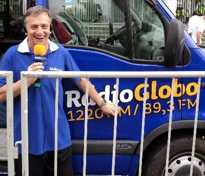 Ao lado do veículo da Rádio Globo, o polivalente Gilson Ricardo empunha o microfone. Foto: Acervo pessoal
