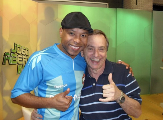 O comentarista do programa Jogo Aberto Rio, Gilson Ricardo, posa ao lado do cantor Bochecha. Foto: Acervo pessoal