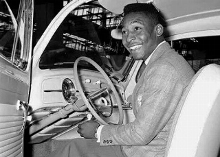 Pel&eacute;, bastante feliz a bordo de seu Fusquinha 1200. Foto: Reprodu&ccedil;&atilde;o