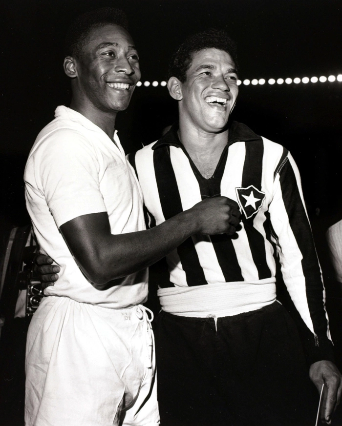 Pelé abraça o amigo Garrincha, antes do pontapé inicial. Foto: Reprodução/In My Ear