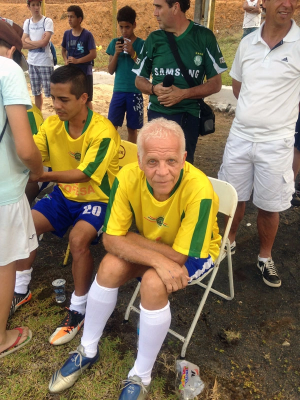 Ademir da Guia sentado, aguarda o início de mais um jogo do Masters do Brasil, desta vez na cidade de Itapeva, no dia 20 de setembro de 2013. Foto enviada por Gabriel Guerra