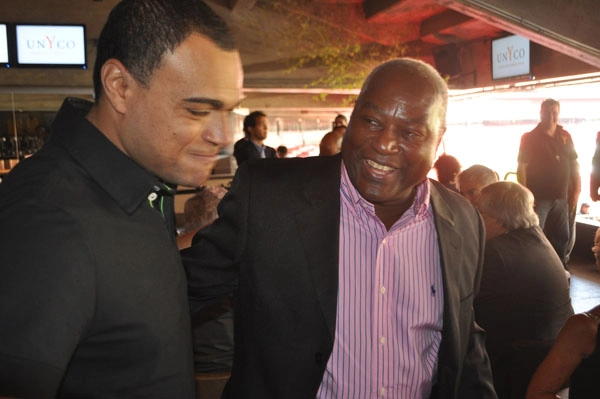 Denilson e Edu no almoço dos campeões mundiais de futebol em 25 de abril de 2013, no Espaço Unyco, no Estádio do Morumbi. Foto: Marcos Júnior/Portal TT