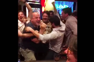 Em Punta del Este, Pedro Grendene Filho apostou no número 32 e ganhou... 50 mil dólares! O rio corre para o mar mesmo...