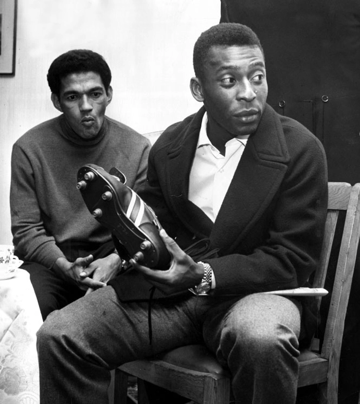 Garrincha observa a chuteira de Pelé. Contudo, não era uma simples chuteira, ela era com cravos de ferro. Foto: Reprodução/In My Ear