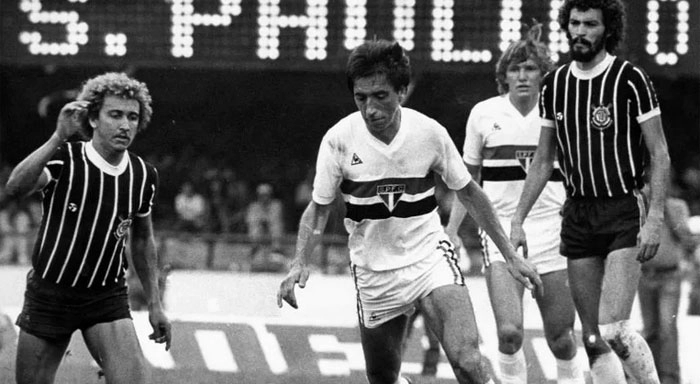 Da esquerda para a direita: Biro-Biro, Almir, com a bola , Sócrates e Marinho Chagas observam lance em clássico entre Corinthians e São Paulo em 1981.  Luiz Novaes/Folhapress, via Portal UOL.
