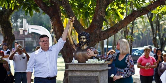 Presidente do Corinthians, Mário Gobbi, inaugura busto de Sócrates no Parque São Jorge ao lado da viúva do 