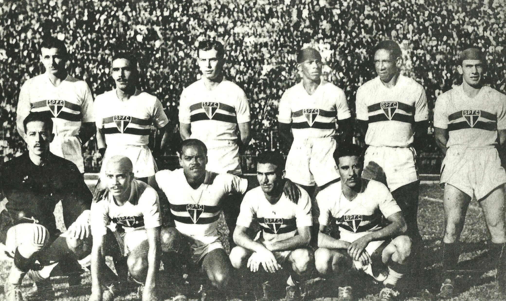 Em 1942, um dos primeiros jogos de Leônidas no São Paulo. Em pé, da esquerda para a direita, Fiorotti, Luisinho, Virgílio, Silva, Florindo, Lola e Zaclis. Agachados, da esquerda para a direita, Doutor, Waldemar de Brito, Leônidas da Silva, Teixeirinha e Pardal. 