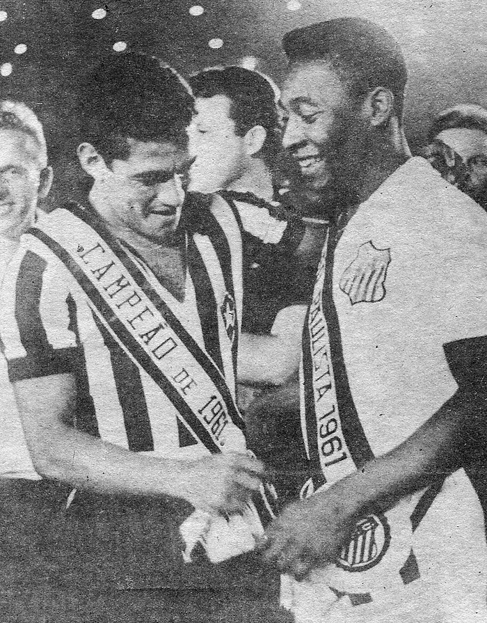 Garrincha observa a faixa do amigo Pelé