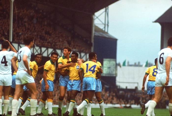 Na única vitória da Seleção Brasileira no mundial de 1966, uma foto linda maravilhosa com a velha e a geração que se consagraria em 1970. Na imagem da esquerda para a direita, apenas com as pernas aparecendo é o fantástico Djalma Santos, seguido pelo excelente volante do Flu, Denilson, o veterano Garrincha, o mais alto é o eterno capitão Bellini, Pelé, o camisa número 14, Lima, abraçado por Jairzinho (encoberto) e Paulo Henrique, o camisa oito. Foto: Reprodução/In My Ear