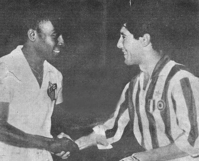 Pelé e Sívori se cumprimentam em uma partida realizada entre Juventus-ITA e Santos