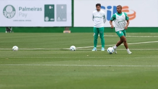 Abel Ferreira observa o lateral-direito Gilberto durante treino na última segunda-feira. Foto: Cesar Greco/Palmeiras