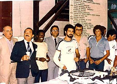 Em 1984, Milton Neves foi homenageado pela torcida do Santos. Da esquerda para a direita: Fernando Oliva, Milton Teixeira, Ataliba, Rubens Marino, José Luiz Pinho, Milton Neves, Lino e Juninho