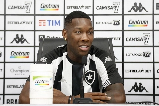 Volante ex-Palmeira foi apresentado oficialmente no Fogão nesta sexta (25). Foto: Vítor Silva/Botafogo