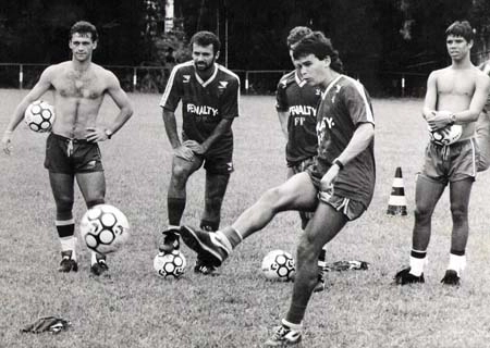 Bobô, um dos maiores jogadores do Bahia de todos os tempos, aqui com a  camiseta do Fluminense.