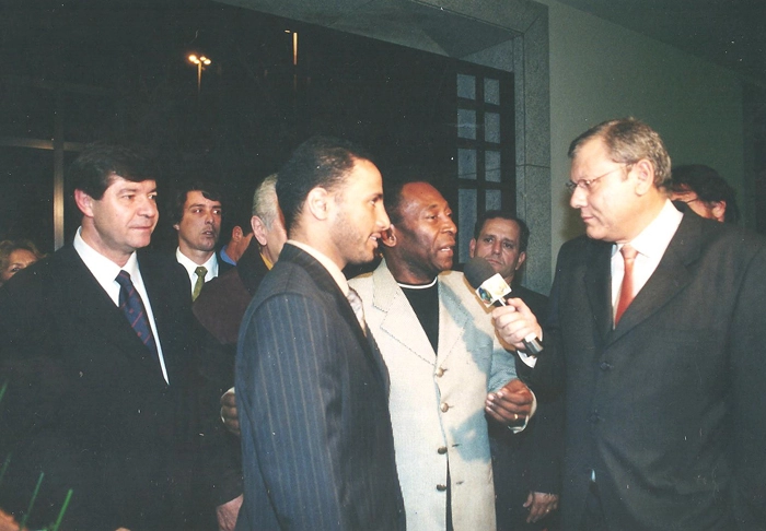 Em 2002, em um hotel da Barra da Tijuca, no Rio de Janeiro, Pelé (sendo entrevistado por Milton Neves) fez lançamento de acordo publicitário e imobiliário com o príncipe saudita, à esquerda na foto. Na ocasião, Milton fazia a cobertura pela Record e Pedro Bial pela Globo