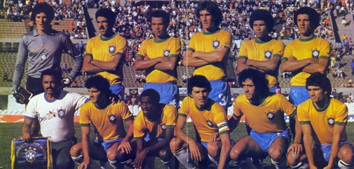 Seleção Brasileira posando para foto no estádio Centenário durante o Mundialito. Em pé estão João Leite, Toninho Cerezzo, Luisinho, Oscar, Edevaldo e Júnior; agachados vemos Tita, Paulo Isidoro, Sócrates, Batista e Zé Sérgio
