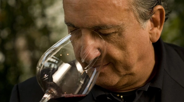 Galvão Bueno degusta um vinho durante entrevista em outubro de 2010. Audrey Furlaneto/Folhapress