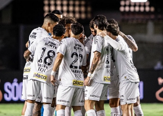 Ainda há tempo para reagir, mas só uma mudança profunda salvará o Santos de um destino medíocre. Foto: Raul Baretta
