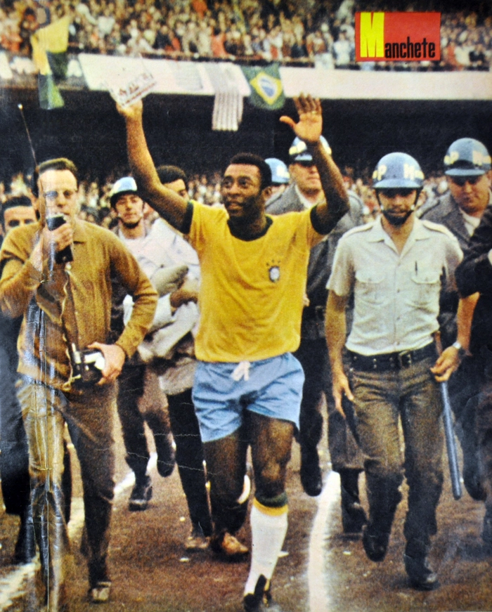 Última vez que Pelé vestiu a camisa da Seleção Brasileira no Morumbi, em São Paulo. O maior jogador de todos os tempos rodeado de jornalistas e policiais militares acenando para o público paulista. Foto: Reprodução da revista Manchete