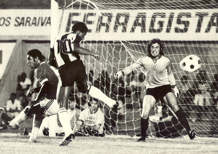 Gasperin, preocupado com o habilidoso atleticano Paulo Isidoro, prestes a dominar a bola dentro da área do Inter. Foto: arquivo da família Gasperin